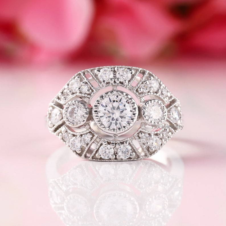 Three Stone Vintage Engagement Ring Round Engagement Ring Etsy