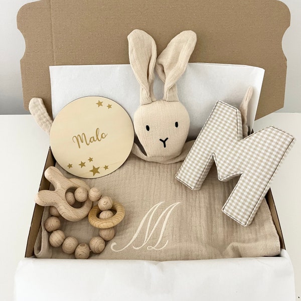 Coffret naissance doudou lapin brodé, jouet en bois, lettre initiale