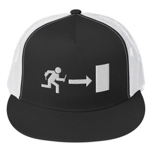 Op de afbeelding: Een zwart-witte truckercap met een witte mesh-rug. De voorkant van de cap heeft een witte afbeelding van een stickfiguur dat naar een uitgang deur rent.