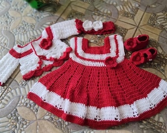 かぎ針編みのベビードレスと帽子のセット：手作りの乳幼児用衣装