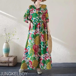 Puede incluir: Un vestido largo con estampado floral, cuello en V y mangas tres cuartos. El vestido presenta un vibrante estampado de flores verdes, rojas y amarillas sobre un fondo blanco. El texto "JUNGKELBOY" es visible en la parte inferior de la imagen.