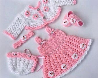 かぎ針編みのベビードレスと帽子のセット：手作りの乳幼児用衣装