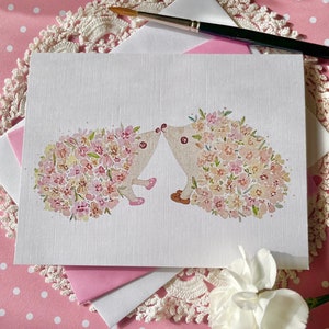 4 Darling Hedgehog, Penelope, graziosa bambina dai capelli rossi, anniversario, stravagante, dipinto ad acquerello fatto a mano, regalo d'amore, biglietti d'auguri JW