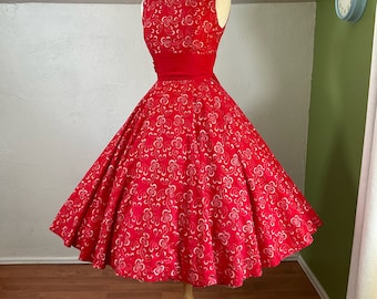 Abito da sera di fidanzamento con gonna a cerchio floreale ricamata in taffettà rosso della designer Frances Prisco degli anni '50