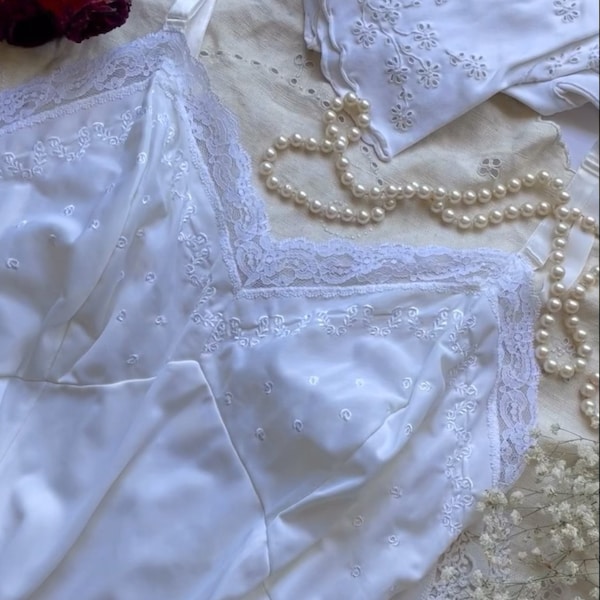 1950s Embroidered Roses Chantilly Lace Ivory white Lingerie vintage Full slip medium large