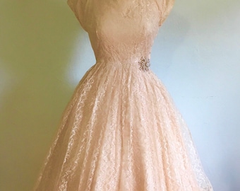 1950er Jahre Pfirsich Champagner Spitze ausgebogten Ausschnitt T-Länge Party Vintage Kleid