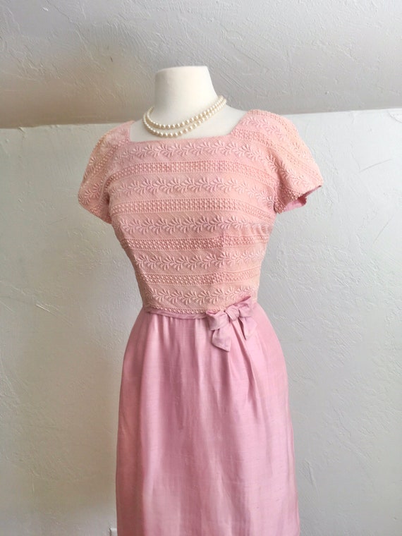 SALE 1950s Blush Pink Embroidery Bow embellished S