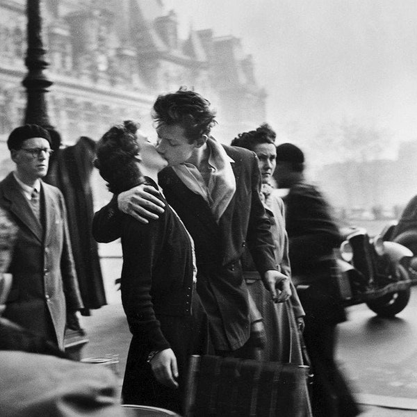 Photographie, "Le baiser de l'Hôtel-de-ville", Paris, 1950    /    Hommage à Robert Doisneau   /    15 x 20 cm   /   5,91 x 7,87 inch