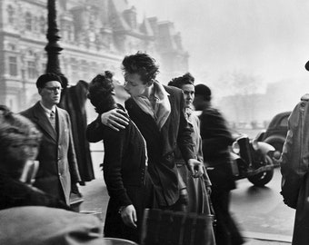 Foto, "The kiss at the Hôtel-de-ville", Parijs, 1950 / Eerbetoon aan Robert Doisneau / 15 x 20 cm / 5,91 x 7,87 inch