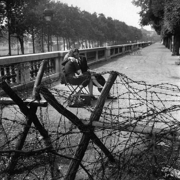 Photograph, "Lovers with barbed wire", Paris, 1944 / Tribute to Robert Doisneau / 15 x 15 cm / 5.91 x 5.91