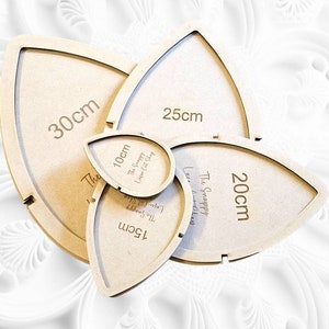 May include: Set of four wooden leaf-shaped stencils in various sizes: 10cm, 15cm, 20cm, 25cm, and 30cm. The stencils are made of natural wood and have a smooth finish.