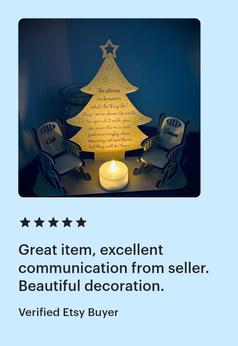Puede incluir: Un adorno de &aacute;rbol de Navidad de madera con dos mecedoras y una vela. El &aacute;rbol tiene el texto "Christmas in heaven what do they do? They come down to earth to spend it with you So save them a seat just one empty chair You may not see them but they will be there!" Las sillas est&aacute;n etiquetadas "Cole" y "Conan".