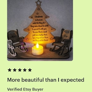 Puede incluir: Un adorno de &aacute;rbol de Navidad de madera con un mensaje sobre seres queridos en el cielo. El adorno presenta dos mecedoras, una etiquetada como "Mam&aacute;" y la otra como "Pap&aacute;", y una peque&ntilde;a vela en el centro. El mensaje dice: "Navidad en el cielo, &iquest;qu&eacute; hacen? Bajan a la tierra para pasarla contigo. As&iacute; que res&eacute;rvales un asiento, solo una silla vac&iacute;a. Puede que no los veas, &iexcl;pero estar&aacute;n ah&iacute;!"