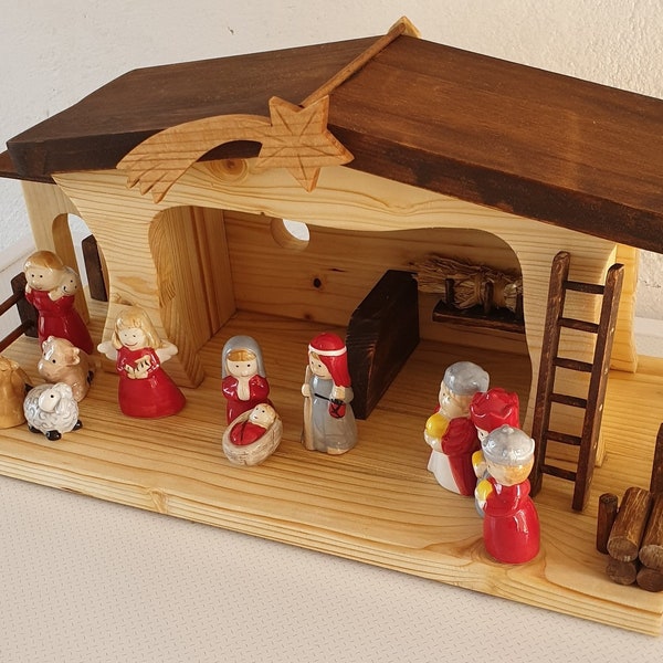 écurie de crèche faite à la main "Anticipation" avec jeu de figurines de 12 pièces