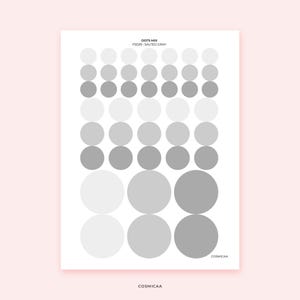 Peut inclure: Une planche d'autocollants circulaires étiquetée DOTS MIX FS029 - SALTED GRAY et COSMICAA. La planche présente des rangées de cercles dans des nuances de gris variées, allant du clair au foncé, organisées par taille avec des points plus petits.