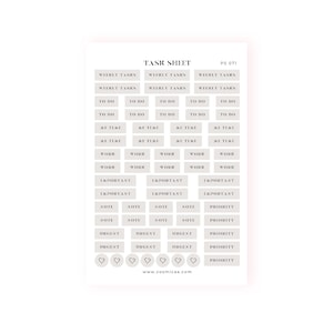 Op de afbeelding: Een bedrukbaar vel met stickers voor een planner of dagboek. De stickers zijn beige en bevatten tekst zoals "Wekelijkse taken", "Te doen", "Tijd voor mezelf", "Werk", "Belangrijk", "Notitie", "Urgent" en "Prioriteit".
