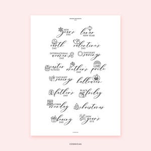 Peut inclure: Une impression blanche avec du texte et des illustrations sur le thème des fêtes. La conception comprend des phrases telles que « Jour de l'An », « Saint-Valentin », « Fête des Mères » et « Noël ». Le texte est de style manuscrit, avec des éléments décoratifs.