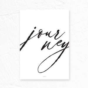 Könnte beinhalten: Ein rechteckiger weißer Druck mit dem Wort journey, das in einer schwarzen, fließenden, handschriftlichen Schreibschrift geschrieben ist. Der Text ist mittig platziert, wobei sich die Buchstaben stilisiert und künstlerisch über die Fläche erstrecken.