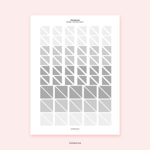 以下が含まれることがあります： TRIANGLES FS028 - SALTED GRAYというタイトルの長方形のプリント。正方形のグリッドが並び、それぞれが対角線で2つの三角形に分割されています。デザインはグレーと白のグラデーションで構成され、下部にブランド名COSMICAAが記載されています。
