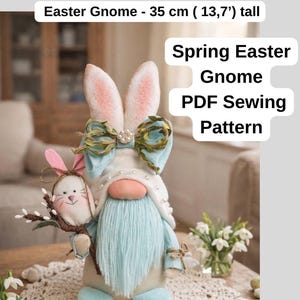 Puede incluir: Un caprichoso gnomo de Pascua, de 35 cm de altura, con orejas de conejo y una larga barba azul. El gnomo lleva un sombrero blanco y sostiene un pequeño conejito. El texto dice "Spring Easter Gnome PDF Sewing Pattern."