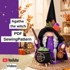 Puede incluir: Una muñeca bruja de tela con cabello blanco trenzado, un sombrero negro puntiagudo decorado con hojas y una calabaza, y un vestido morado. La muñeca sostiene un bastón marrón y una pequeña bolsa junto a un caldero negro con un diseño de pentagrama.