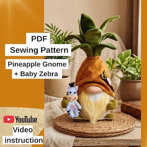 Op de afbeelding: Een pluche ananas-kabouter met een hoge groene bladeren-top, een oranje hoed met textuur en een lange crèmekleurige baard, die een kleine lichtblauwe en witte zebrapop vasthoudt. Tekst: PDF Sewing Pattern Pineapple Gnome + Baby Zebra en YouTube Video instruction.