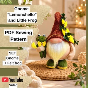 Può includere: Uno gnomo di peluche con un cappello testurizzato color ruggine decorato con fette di limone gialle e foglie verdi, con una lunga barba bianca e scarpe verdi. Lo gnomo tiene in mano una piccola rana di feltro verde con un papillon giallo. Testo: Gnome Lemonchello and Little Frog, PDF Sewing Pattern, SET Gnome + Felt frog, YouTube Video instruction.