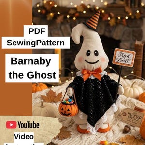 Puede incluir: Un patrón de costura en PDF para Barnaby the Ghost, que muestra una muñeca fantasma de tela con una capa negra brillante, un lazo naranja y un sombrero a rayas. El fantasma sostiene un pequeño cubo de calabaza naranja y un letrero Trick or Treat.
