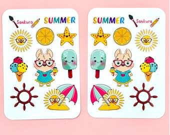 Puede incluir: Dos hojas de pegatinas con ilustraciones de temática veraniega. Cada hoja presenta un sol sonriente, conos de helado, un personaje de cerdo, una estrella de mar, una rodaja de limón y la palabra "SUMMER". Las pegatinas están sobre un fondo blanco.