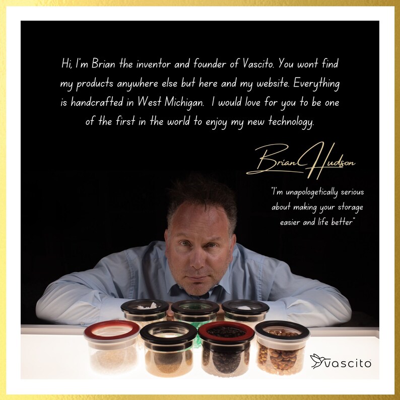 May include: A man with a blue shirt is leaning forward, looking at the camera. He is sitting at a table with six glass jars with black lids. The jars are filled with various grains and spices. The text "vascito" is visible in the lower right corner of the image.
