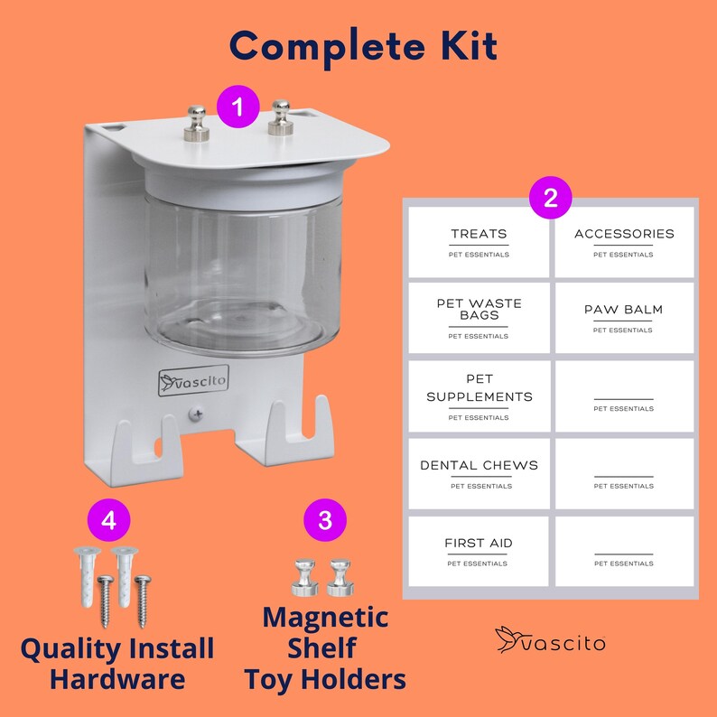 Puede incluir: Una unidad de almacenamiento de pared blanca con un recipiente cil&iacute;ndrico transparente, dos soportes magn&eacute;ticos para juguetes y herrajes de instalaci&oacute;n. Una hoja de etiquetas incluye texto para treats, accessories, pet waste bags, paw balm, supplements y first aid.