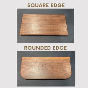 Puede incluir: Dos tablas rectangulares de madera con vetas visibles. La tabla superior est&aacute; etiquetada como SQUARE EDGE y tiene esquinas rectas y afiladas. La tabla inferior est&aacute; etiquetada como ROUNDED EDGE y tiene esquinas redondeadas en un lado.