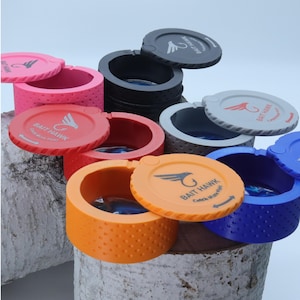 Disco de cebo para pesca en hielo y soporte para jig con innovador acceso rápido con una sola mano, deslizador patentado y cortadores de cebo Talon incorporados