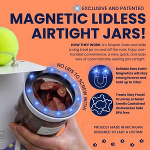 Puede incluir: Un sistema de tarros magn&eacute;ticos herm&eacute;ticos sin tapa para premios de perro con un soporte blanco y un recipiente transparente. El texto incluye EXCLUSIVE AND PATENTED MAGNETIC LIDLESS AIRTIGHT JARS y soporta hasta 1,36 kg de peso.