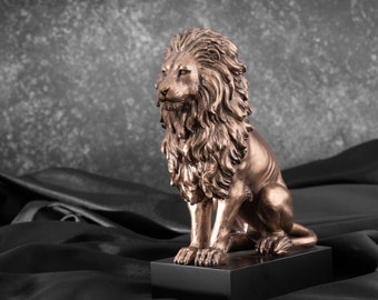 Statue de lion assis sur le piédestal en bronze, lion assis sur une sculpture sur socle, décoration de bureau, cadeau