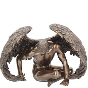 Peut inclure: Une sculpture en bronze d'un ange aux ailes déployées. L'ange est assis, la tête baissée et les mains reposant sur ses genoux.