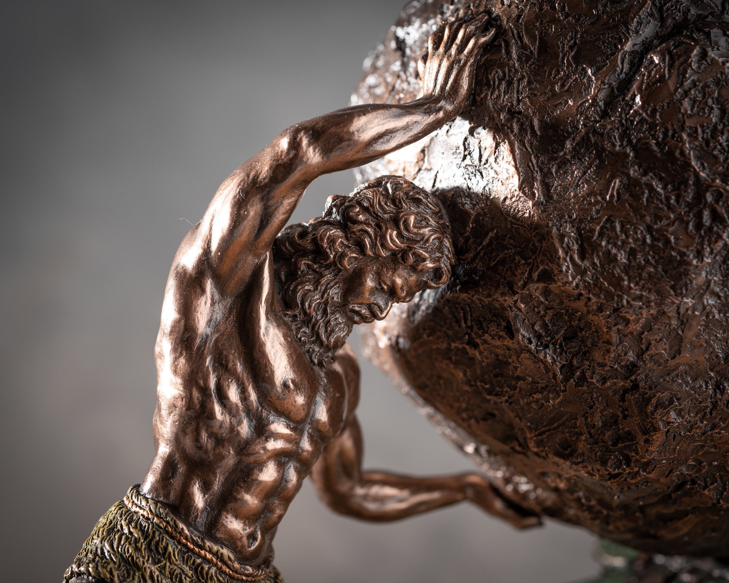 Dekofigur Sisyphus Statue - Bronzefarbene Mini Figur