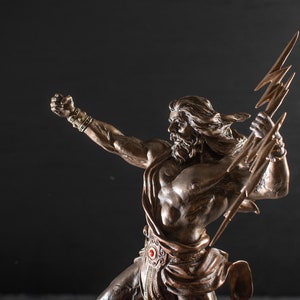 K&ouml;nnte beinhalten: Eine Bronzestatue von Zeus, dem griechischen Gott des Himmels und des Donners, der einen Blitz in seiner rechten Hand h&auml;lt. Die Statue ist in einer dynamischen Pose dargestellt, mit erhobenem Arm und dem Gesicht zum Betrachter gewandt.