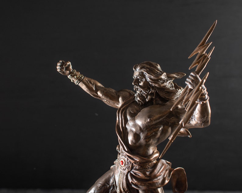 K&ouml;nnte beinhalten: Eine Bronzestatue von Zeus, dem griechischen Gott des Himmels und des Donners, der einen Blitz in seiner rechten Hand h&auml;lt. Die Statue ist in einer dynamischen Pose dargestellt, mit erhobenem Arm und dem Gesicht zum Betrachter gewandt.