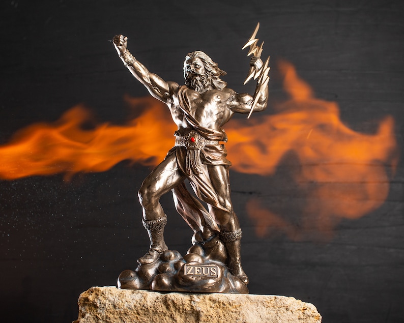 K&ouml;nnte beinhalten: Bronze-Statue von Zeus, dem griechischen Gott des Himmels und des Donners, der einen Blitz h&auml;lt. Die Statue steht auf einem Felsen mit einem feurigen orangefarbenen Hintergrund.