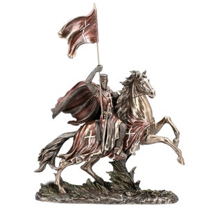 Estatua de un cruzado con bandera a caballo