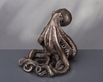 Könnte beinhalten: Eine Bronzeskulptur eines Oktopus mit seinen Tentakeln, die sich um sich selbst winden. Die Skulptur ist detailliert und realistisch, mit einer strukturierten Oberfläche.