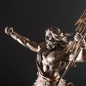 K&ouml;nnte beinhalten: Eine Bronzestatue von Zeus, dem griechischen Gott des Himmels und des Donners, der einen Blitz in seiner rechten Hand h&auml;lt. Die Statue ist in einer dynamischen Pose dargestellt, mit erhobenem Arm und dem Gesicht zum Betrachter gewandt.