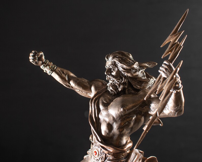 K&ouml;nnte beinhalten: Eine Bronzestatue von Zeus, dem griechischen Gott des Himmels und des Donners, der einen Blitz in seiner rechten Hand h&auml;lt. Die Statue ist in einer dynamischen Pose dargestellt, mit erhobenem Arm und dem Gesicht zum Betrachter gewandt.