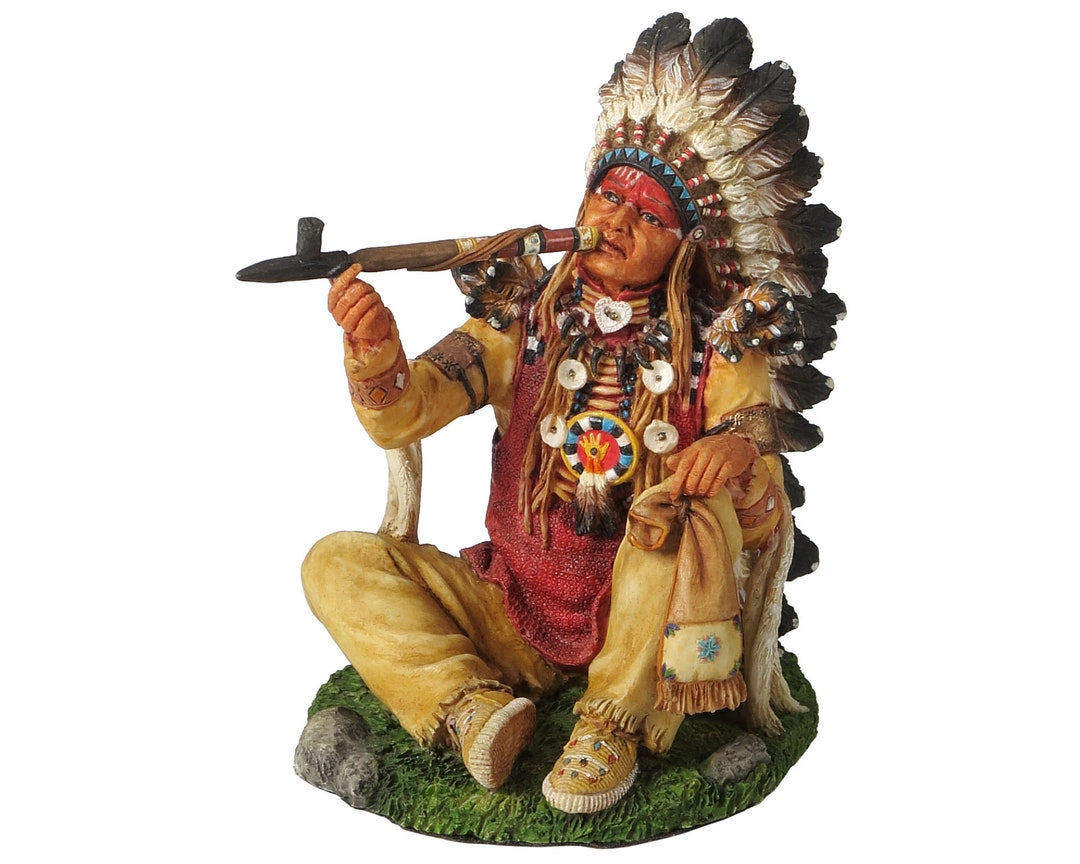 ネイティブアメリカンのインディアン酋長が平和のパイプを吸う像