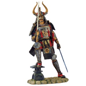 Puede incluir: Una figura detallada de un guerrero samurái con armadura completa, de pie sobre una base de piedra. El guerrero sostiene una espada y tiene una expresión feroz en su rostro.