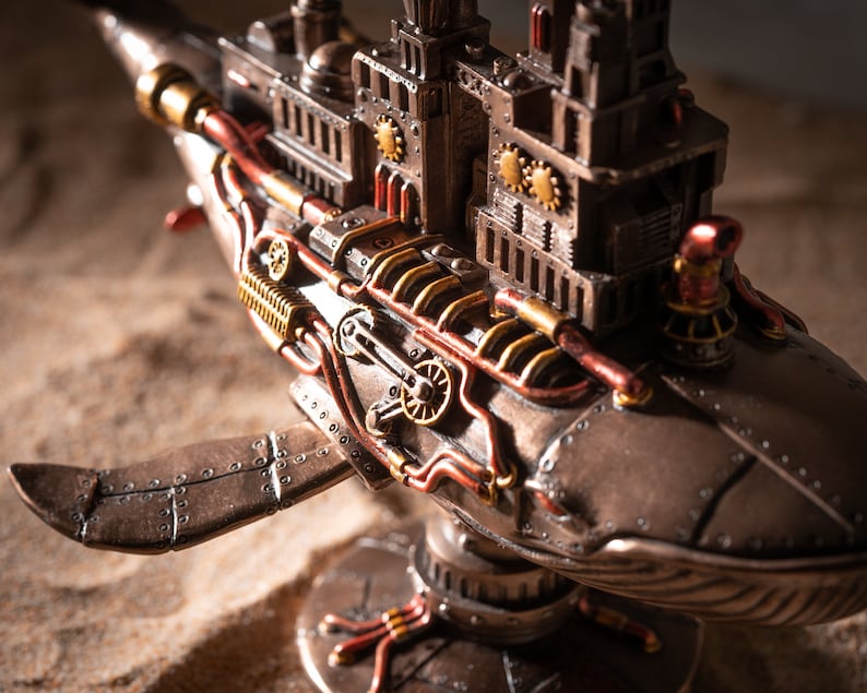 Op de afbeelding: Een steampunk-walvisfiguur met ingewikkelde details, met een bronzen afwerking en koperen pijpen. De walvis is versierd met tandwielen, tandwielen en andere mechanische elementen, wat een grillig en fantasierijk ontwerp cre&euml;ert.