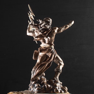 K&ouml;nnte beinhalten: Bronze-Statue eines Gottes, der einen Blitz h&auml;lt und auf einem Wolkensockel steht. Die Statue stellt eine m&auml;chtige Figur mit muskul&ouml;sem K&ouml;rperbau und einer dramatischen Pose dar.