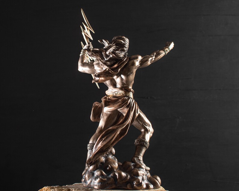 K&ouml;nnte beinhalten: Bronze-Statue eines Gottes, der einen Blitz h&auml;lt und auf einem Wolkensockel steht. Die Statue stellt eine m&auml;chtige Figur mit muskul&ouml;sem K&ouml;rperbau und einer dramatischen Pose dar.