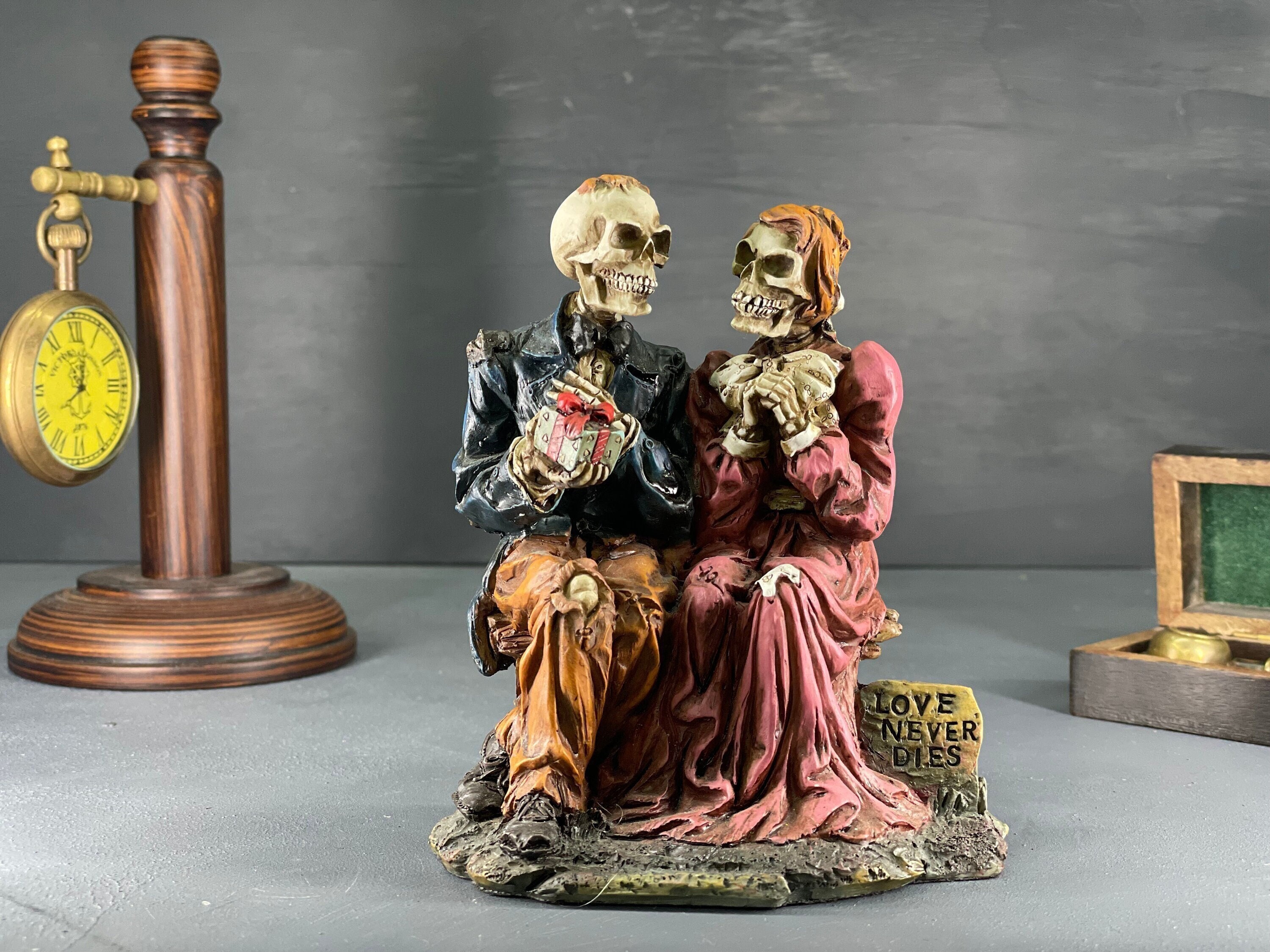SKULLYWAGS社製 LOVE NEVER DIES 骸骨フィギュア Skeleton Couple Love Never Die Figurine - Etsy